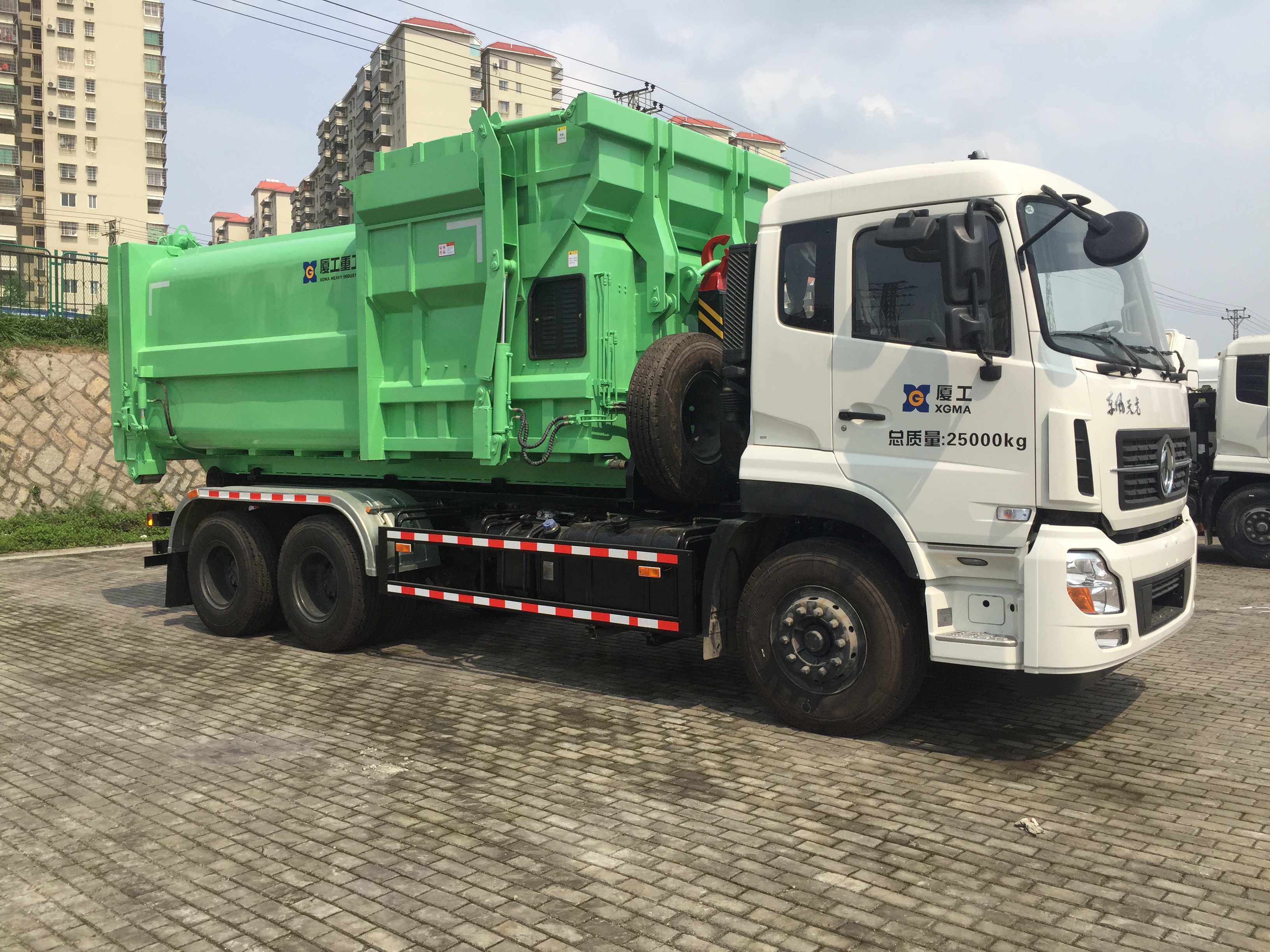 车厢可卸式垃圾车.JPG